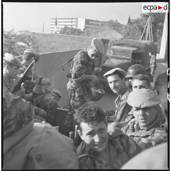 Abandon de poste ! Fin du ramassage et de la ligne téléphonique à Ouled Haddada. Mai 1962. Pris dans le GMC. Merlet, Quiquely, Reverchon, Massicard, Saurel, Sibois, Bourhala. [légende d'origine]