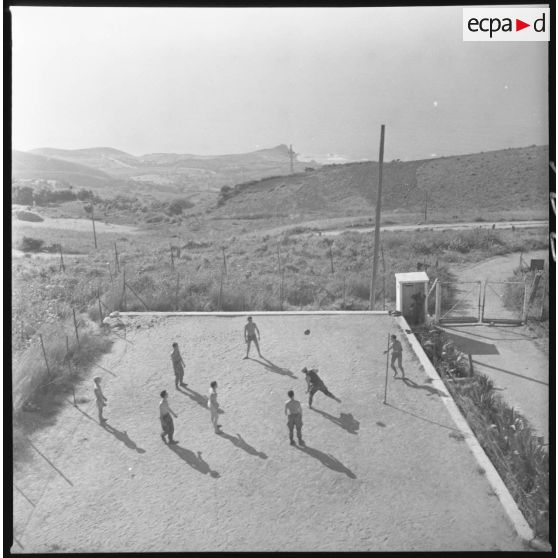 Bou Arbi après le 1er juillet 1962. On s'occupe… Volley ball. Devant en bas la mer et… la France. [légende d'origine]