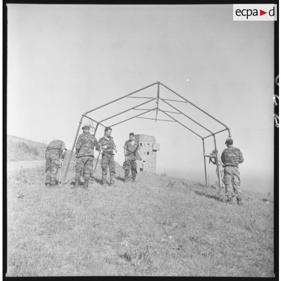 Bou Arbi après le 1er juillet 1962. Occupation des soldats : balises des emplacements de tentes pour l'hébergement de tout le 1/9 RIMa qui n'est jamais venu… Vue magnifique sur 180° sur la mer. [légende d'origine]