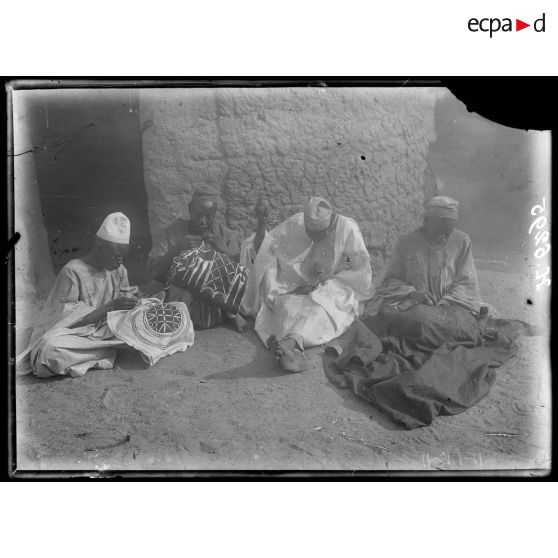 Maroua. Brodeurs au travail. [légende d'origine]