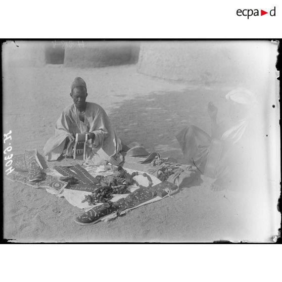 Maroua. Artistes brodeurs foulbés. [légende d'origine]