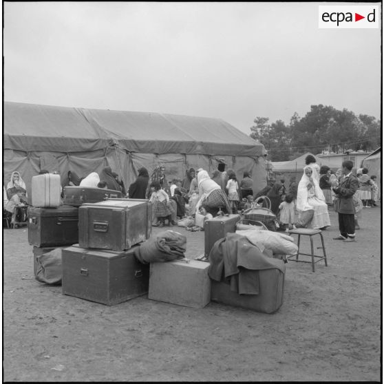 Réfugiés harkis et leurs familles attendant le départ pour la France.