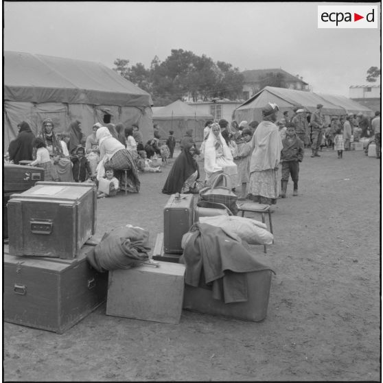 Réfugiés harkis et leurs familles attendant le départ pour la France.