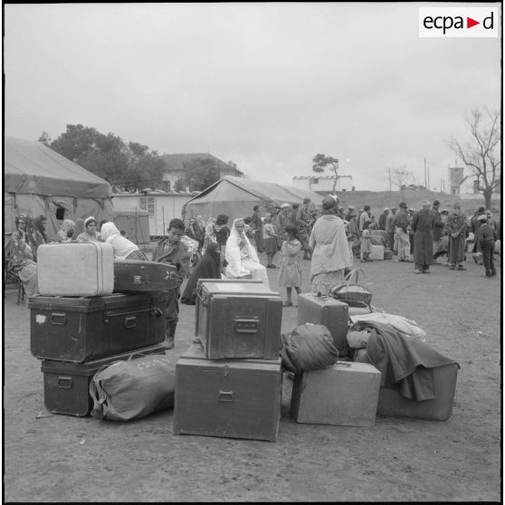 Réfugiés harkis et leurs familles attendant le départ pour la France.