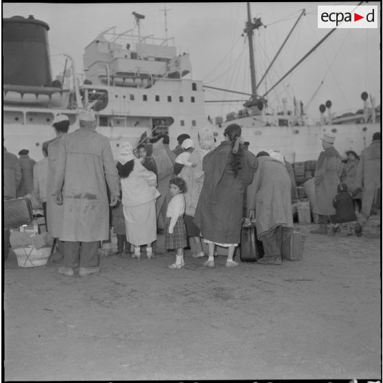 Harkis et leurs familles attendant au port de Bône l'embarquement pour la France à bord du paquebot Pumier.