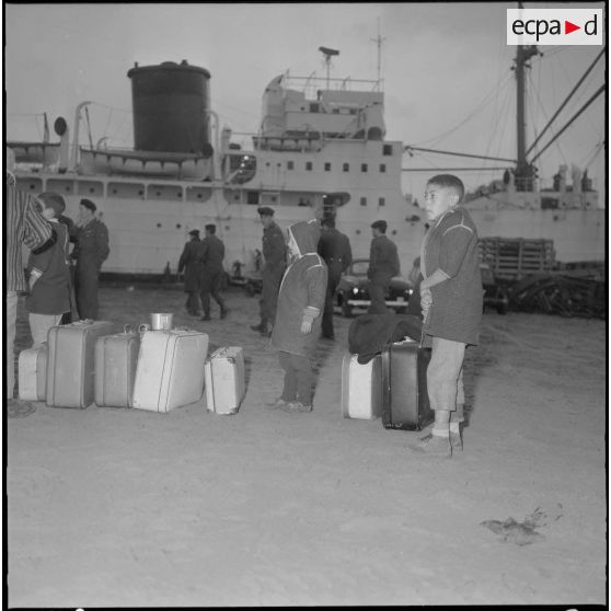 Harkis et leurs familles attendant au port de Bône l'embarquement pour la France à bord du paquebot Pumier.