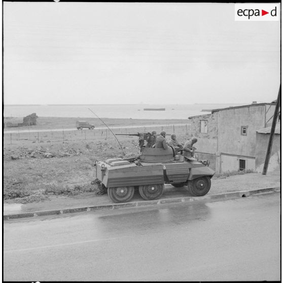 [Soldats de la légion de gendarmerie mobile (LGM) postés dans une automitrailleuse.]