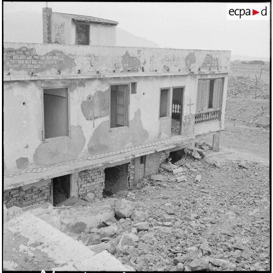 [Bâtiment en ruine.]