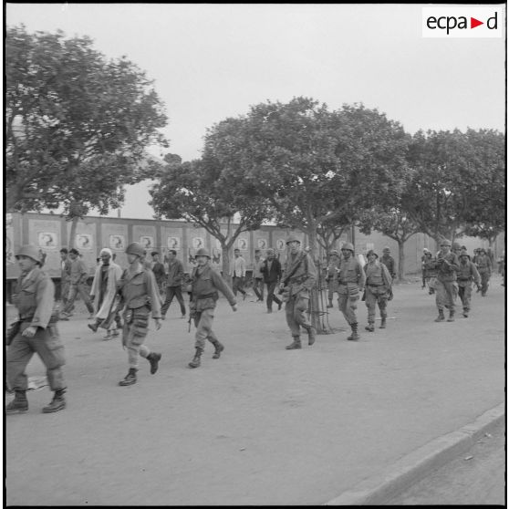 [Soldats progresssant dans une rue d'Oran.]