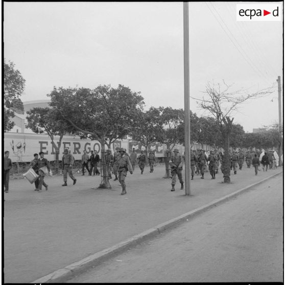 [Soldats progresssant dans une rue d'Oran.]