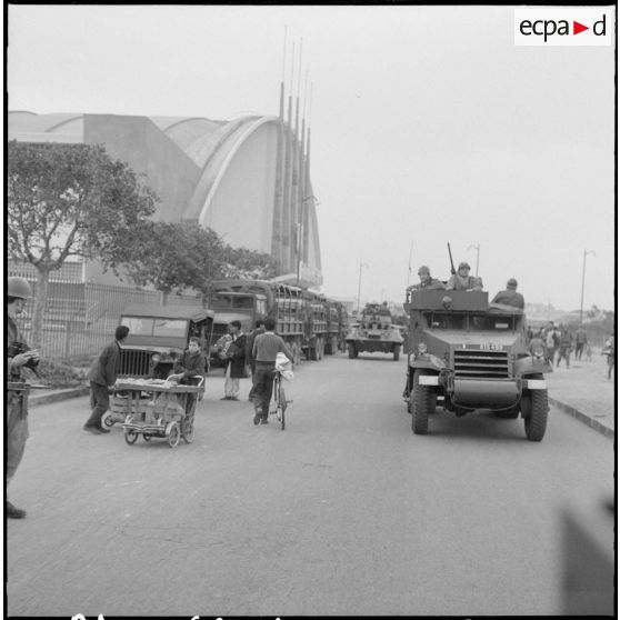 [Véhicule semi-chenillé de la légion de gendarmerie mobile (LGM) progressant dans une rue d'Oran.]