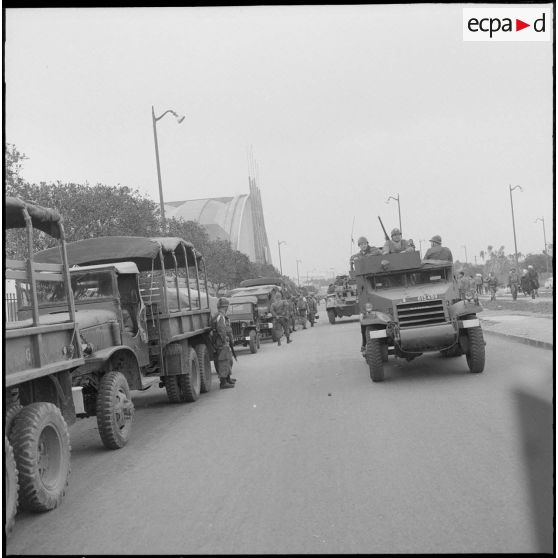 [Véhicule semi-chenillé de la légion de gendarmerie mobile (LGM) progressant dans une rue d'Oran.]