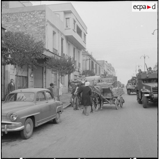 [Soldats de la légion de gendarmie mobile (LGM) progressant dans un véhicule semi-chenillé.]