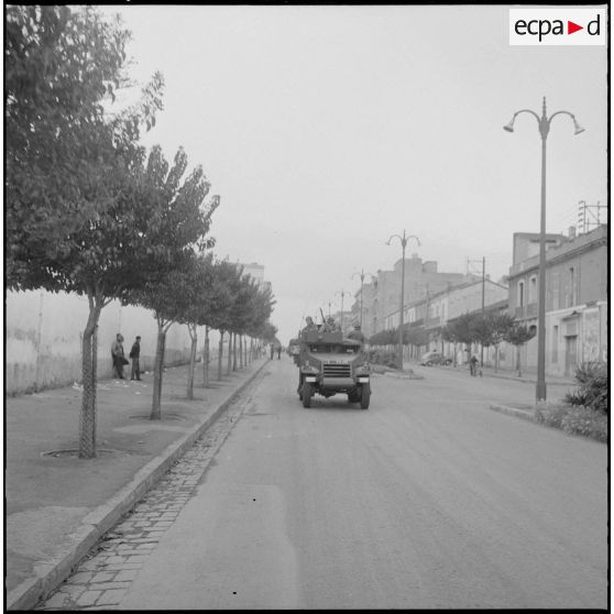 [Soldats de la légion de gendarmie mobile progressant dans un véhicule semi-chenillé.]