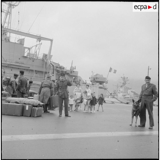 Soldat sur le quai du port d'Oran saluant le photographe.