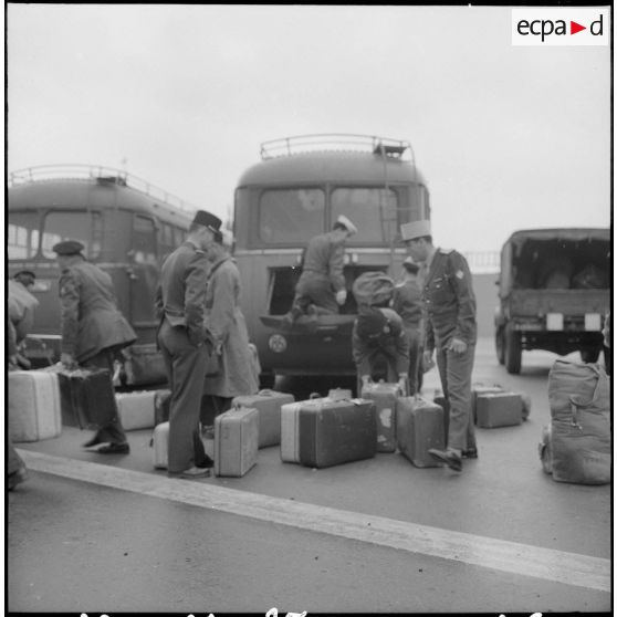 Soldats transportant des bagages sur le quai d'Oran.