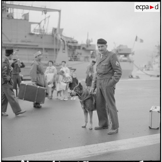 Sergent-chef d'un peloton cynophile patrouillant au port d'Oran.