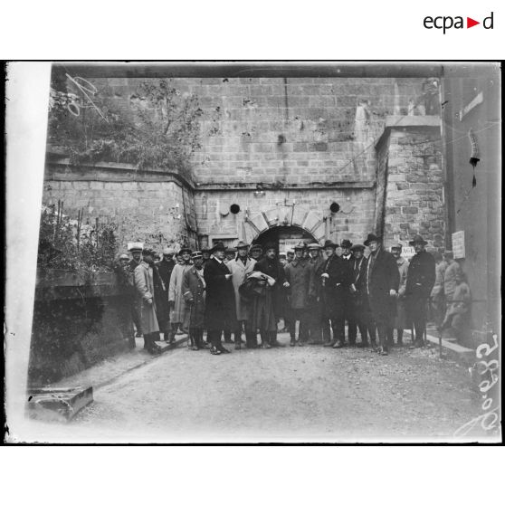 Verdun, mission américaine devant l'entrée de la citadelle. [légende d'origine]