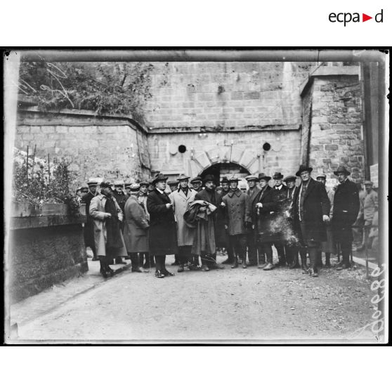 Verdun, mission américaine devant la porte de la citadelle. [légende d'origine]