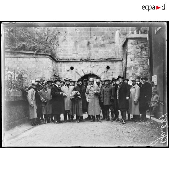 Verdun, mission américaine devant l'entrée de la citadelle. [légende d'origine]