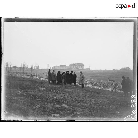 Verdun, visite du cimetière militaire de la citadelle. [légende d'origine]