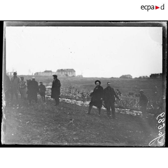 Verdun, recueillement de la délégation américaine au cimetière de la citadelle. [légende d'origine]