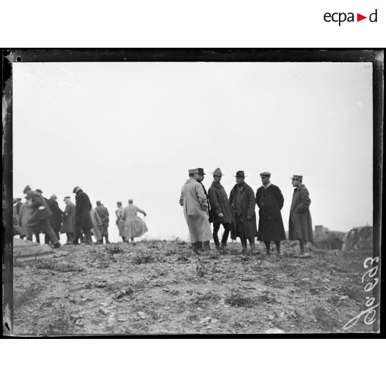 Souville, sénateurs et militaires américains visitant le champ de bataille. [légende d'origine]