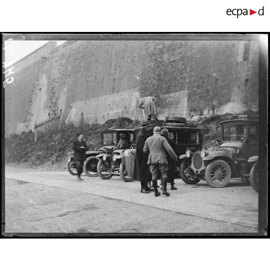 Verdun, arrivée et déchargement des autos catalanes. [légende d'origine]