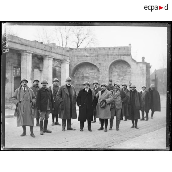 Verdun, la mission à l'intérieur des remparts. [légende d'origine]