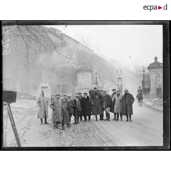 Verdun, la mission catalane quitte le citadelle. [légende d'origine]