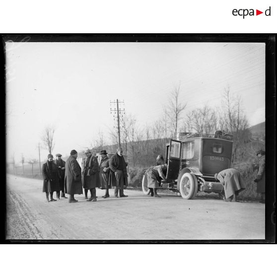 Route de Souilly à Bar-le-Duc, la mission en panne sur la route. [légende d'origine]