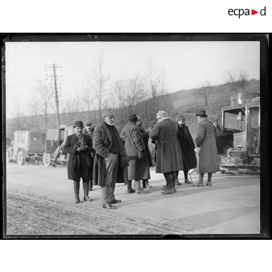 Route de Souilly à Bar-le-Duc, la mission en déplacement sur la route. [légende d'origine]