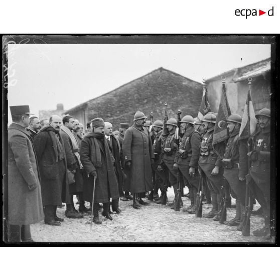 Minorville, présentation des soldats du 8e RZ décorés. [légende d'origine]