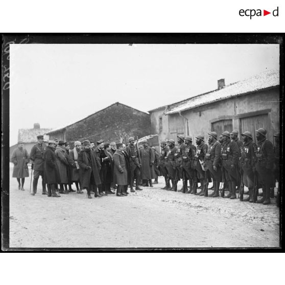 Minorville, présentation des soldats décorés à la mission catalane. [légende d'origine]