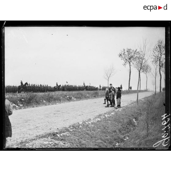 Minorville (Meurthe-et-Moselle). Visite de la mission catalane au 4e tirailleurs. Le 4e RMT attend l'arrivée de la mission. [légende d'origine]