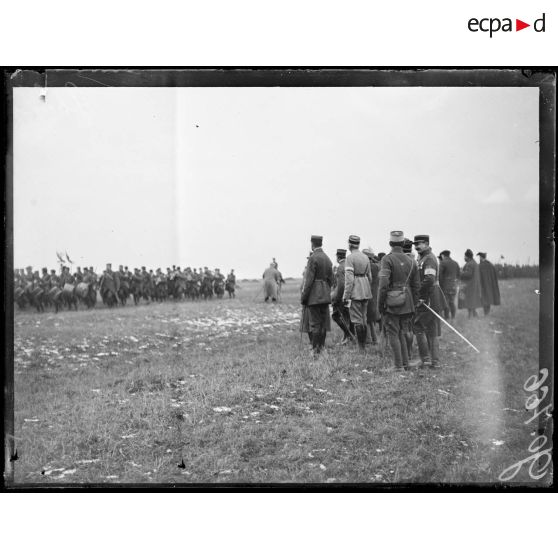 Minorville (Meurthe-et-Moselle). Visite de la mission catalane au 4e tirailleurs. Le défilé devant la mission et le général Daugan. [légende d'origine]