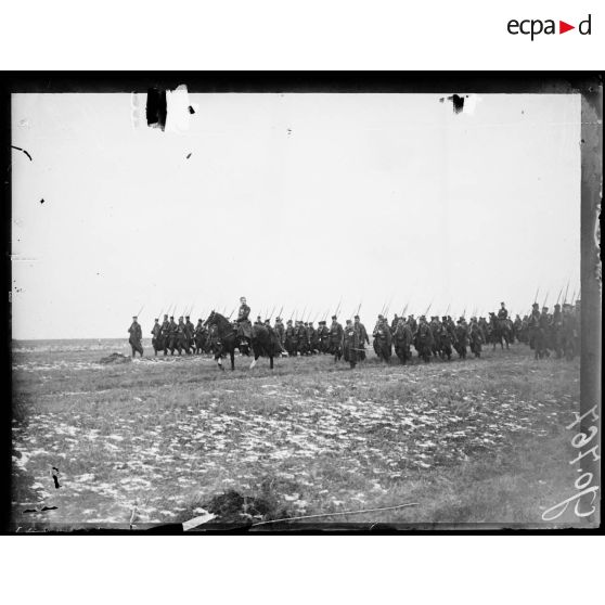 Minorville (Meurthe-et-Moselle). Visite de la mission catalane au 4e tirailleurs. Le défilé devant la mission et le général Daugan. [légende d'origine]