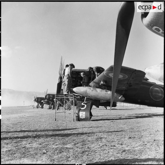 Intervention de mécaniciens sur un avion de chasse Bearcat du groupe de chasse 1/22 Saintonge sur le terrain d'aviation de Diên Biên Phu.