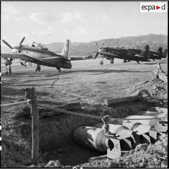 Des avions de chasse Bearcat et des bombes dans leurs alvéoles sur le terrain d'aviation de Diên Biên Phu.