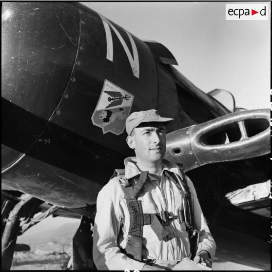 Portrait du lieutenant-pilote Le Coq du groupe de chasse I/22 Saintonge de retour de mission sur le terrain de Diên Biên Phu.