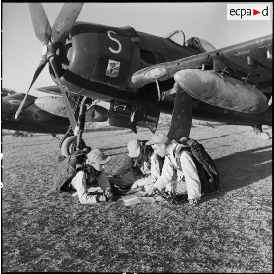 Briefing avant le départ en mission de pilotes d'avions de chasse Bearcat F8F sur le terrain d'aviation de Diên Biên Phu.