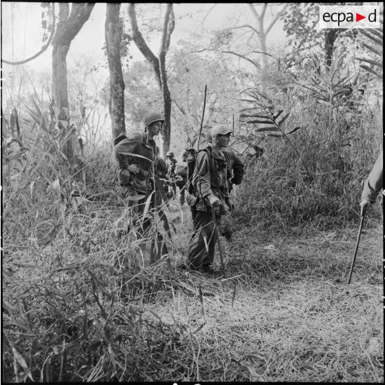 Progression des parachutistes du 8e bataillon de parachutistes de choc (BPC) au cours d'une reconnaissance au nord de Diên Biên Phu.