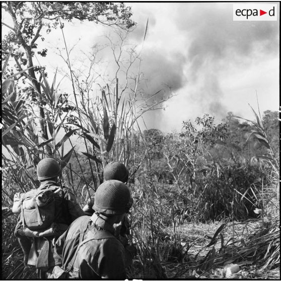 L'aviation intervient et bombarde au napalm les positions des batteries vietminh en appui des éléments du 8e bataillon de parachutistes de choc (BPC) qui mènent une reconnaissance au nord de Diên Biên Phu.