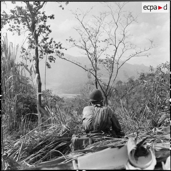 Un guetteur du 8e Bataillon de Parachutistes de Choc surveille les mouvements des troupes vietminh au cours d'une reconnaissance au nord de Diên Biên Phu.