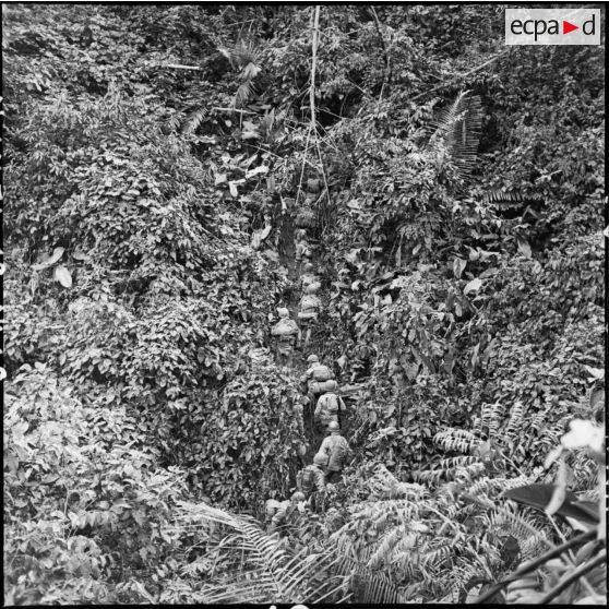 Retour pénible en montée dans la jungle pour les soldats du 8e bataillon de parachutistes de choc (BPC) au cours d'une reconnaissance au nord de Diên Biên Phu.