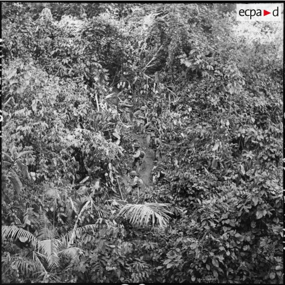 Retour pénible en descente dans la jungle pour les soldats du 8e bataillon de parachutistes de choc (BPC) au cours d'une reconnaissance au nord de Diên Biên Phu.