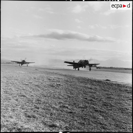 Des avions de chasse Bearcat F8F du groupe de chasse 1/22 Saintonge s'apprêtent à décoller du terrain d'aviation de Diên Biên Phu.