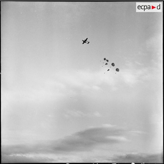 Parachutage de matériel au-dessus du camp de Diên Biên Phu.