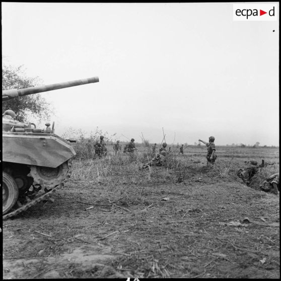 Offensive menée par l'infanterie avec l'appui de blindés du 1er régiment de chasseurs à cheval (RCC) contre des positions de l'Armée populaire vietnamienne à Diên Biên Phu.