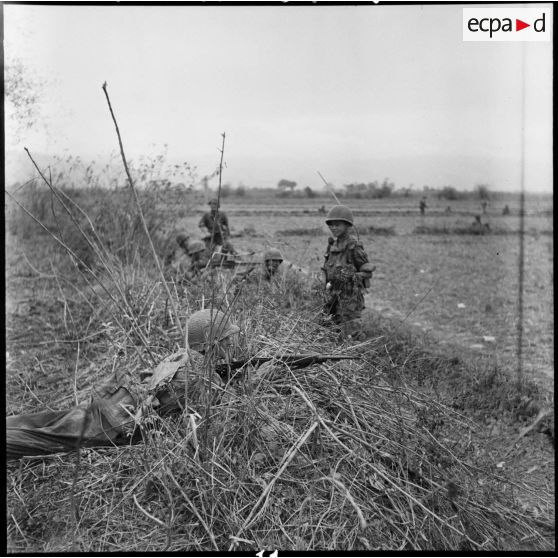 Fantassins embusquées en position de tir au cours d'une offensive menée avec l'appui de blindés contre des positions de l'Armée populaire vietnamienne à Diên Biên Phu.